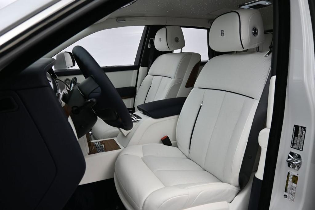 new 2027 Rolls-Royce Phantom car, priced at $712,578