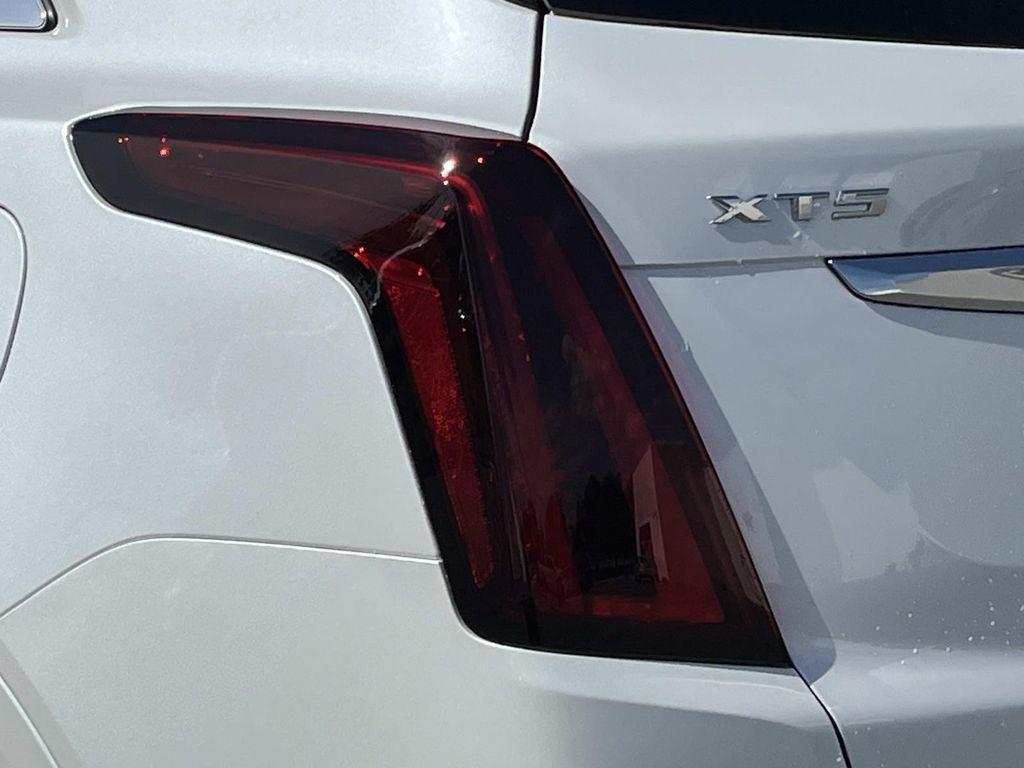 new 2025 Cadillac XT5 car, priced at $54,515