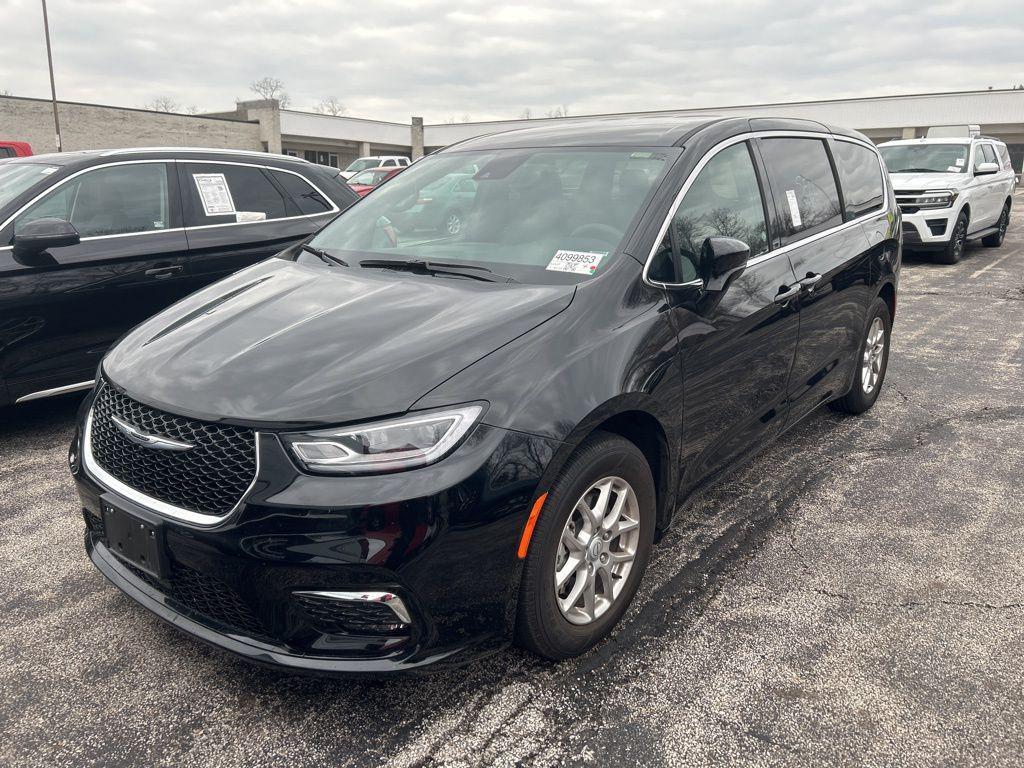 used 2025 Chrysler Pacifica car, priced at $31,995