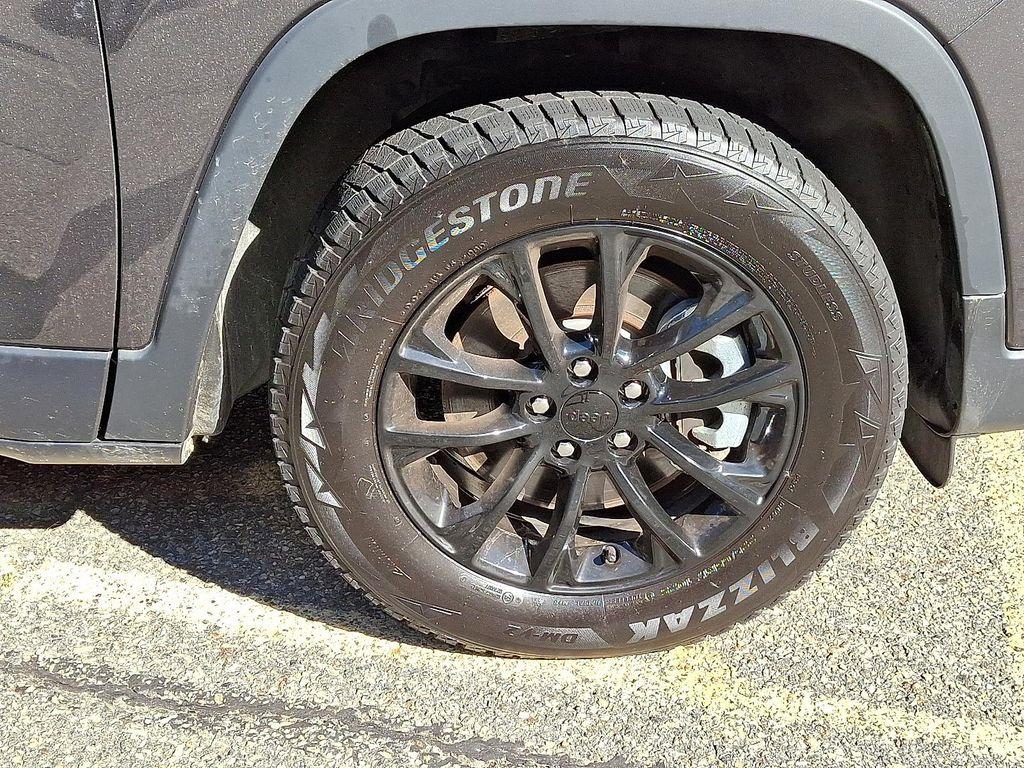 used 2023 Jeep Cherokee car, priced at $22,933