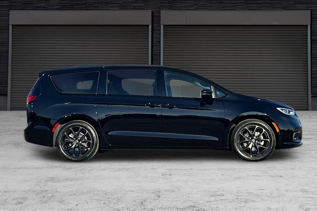 new 2026 Chrysler Pacifica car, priced at $46,580