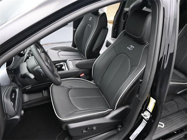new 2025 Chrysler Pacifica car, priced at $52,126