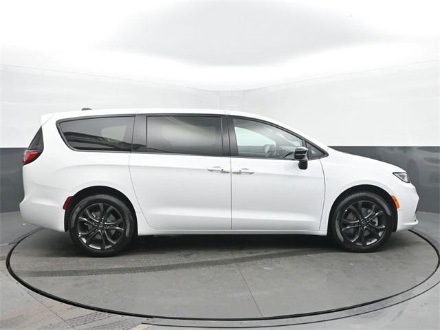 new 2026 Chrysler Pacifica car, priced at $48,912