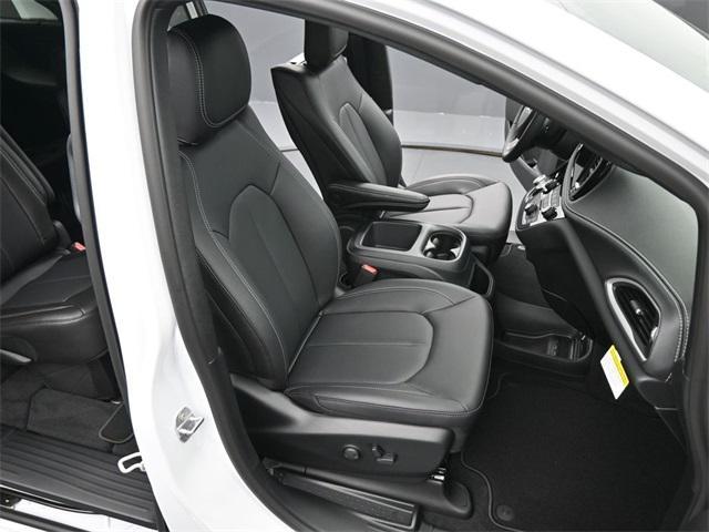 new 2025 Chrysler Pacifica car, priced at $52,023