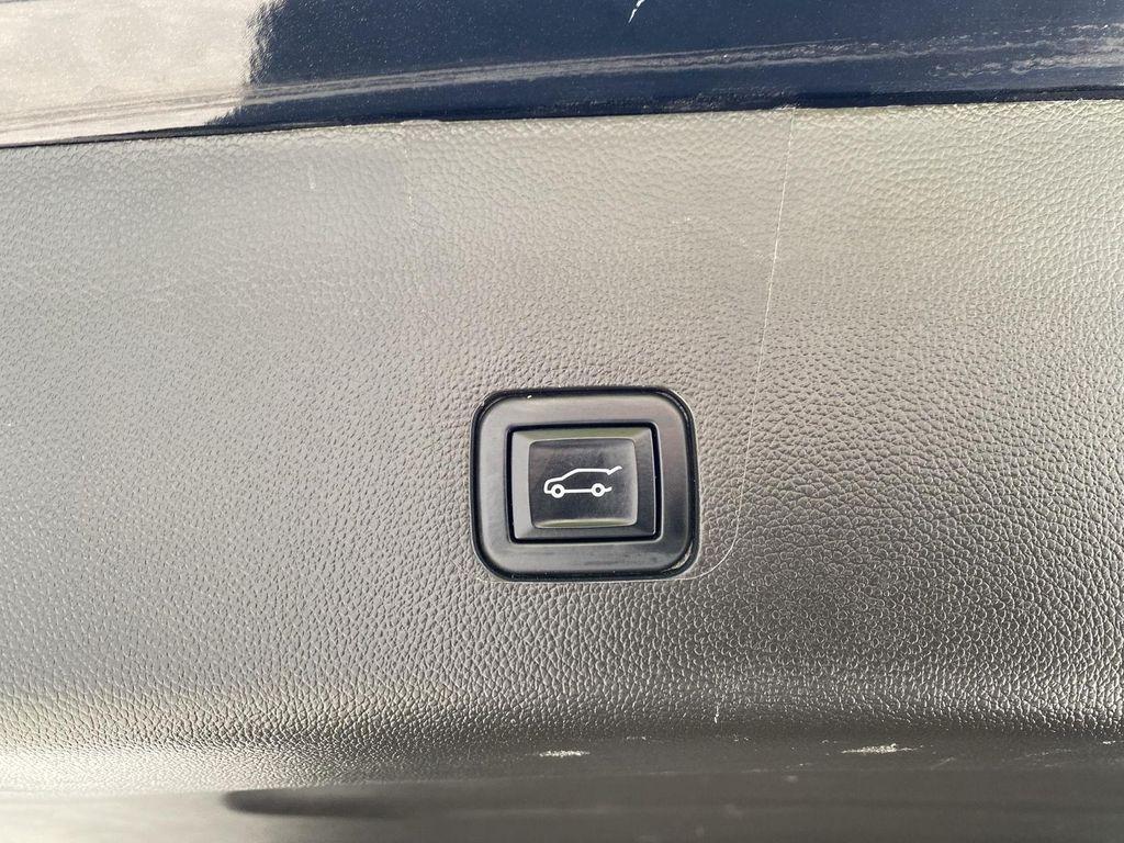 used 2023 Chevrolet Traverse car, priced at $29,999