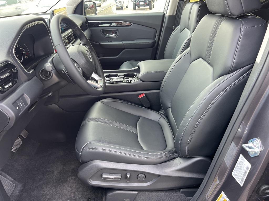 new 2025 Honda Pilot car, priced at $45,595