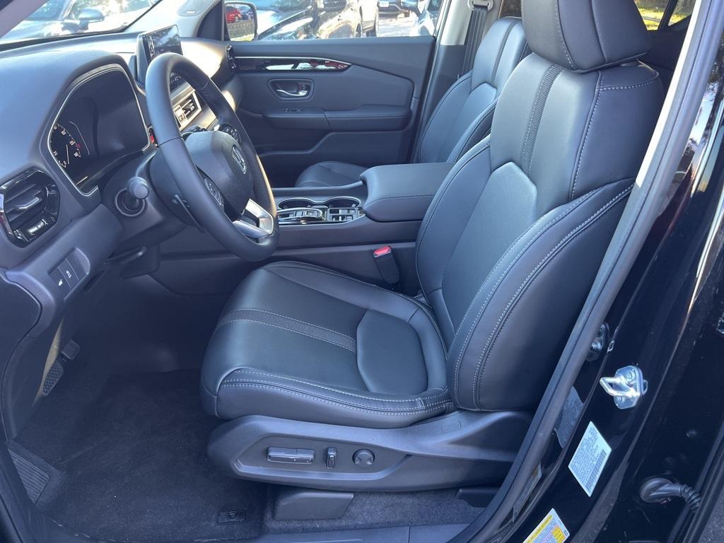 new 2025 Honda Pilot car, priced at $49,595