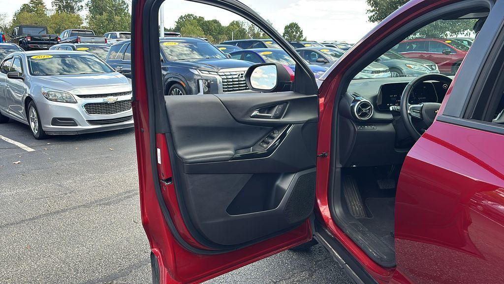 used 2025 Chevrolet Equinox car, priced at $24,435