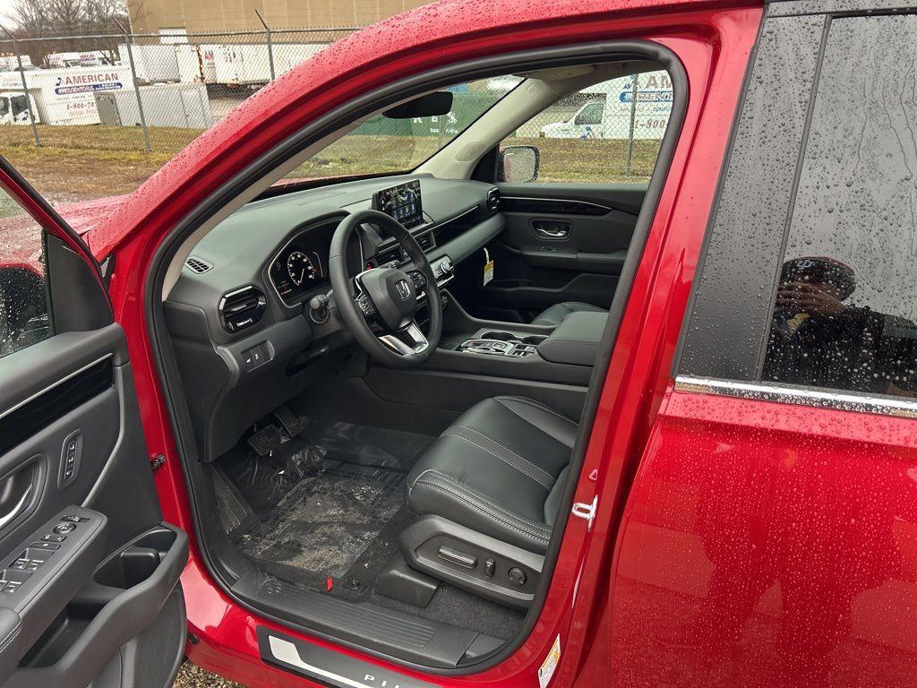 new 2025 Honda Pilot car, priced at $45,342