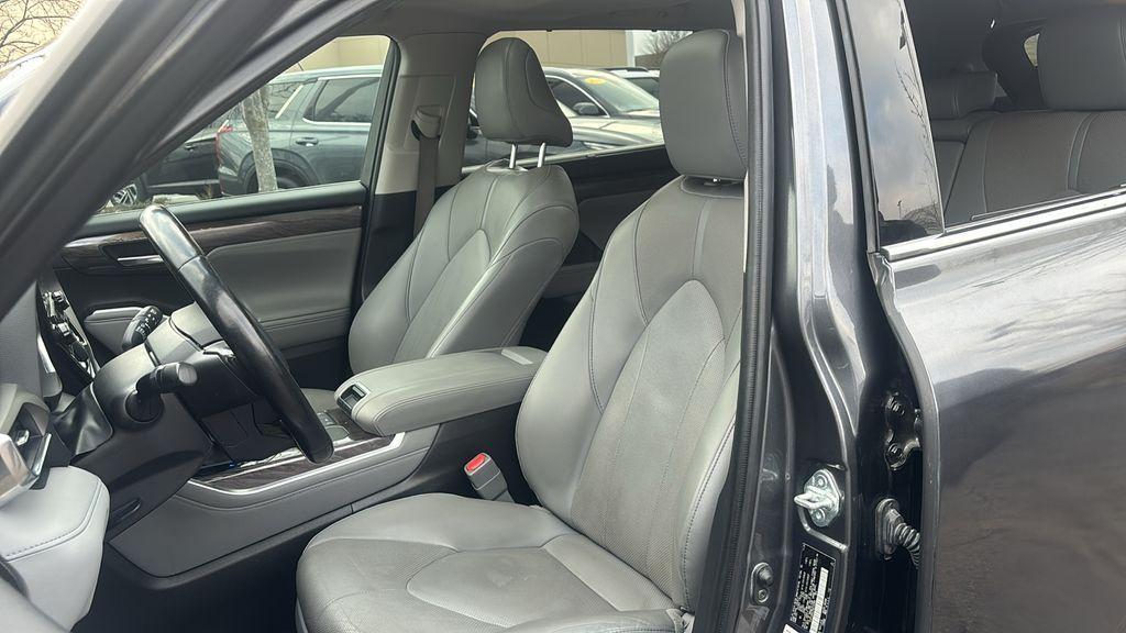 used 2021 Toyota Highlander car, priced at $28,469