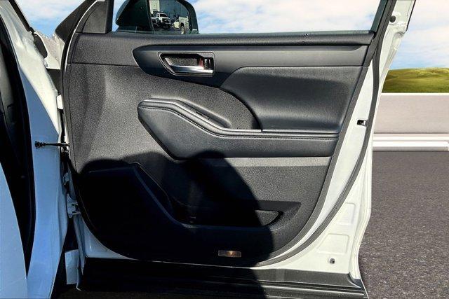 used 2022 Toyota Highlander car, priced at $32,124