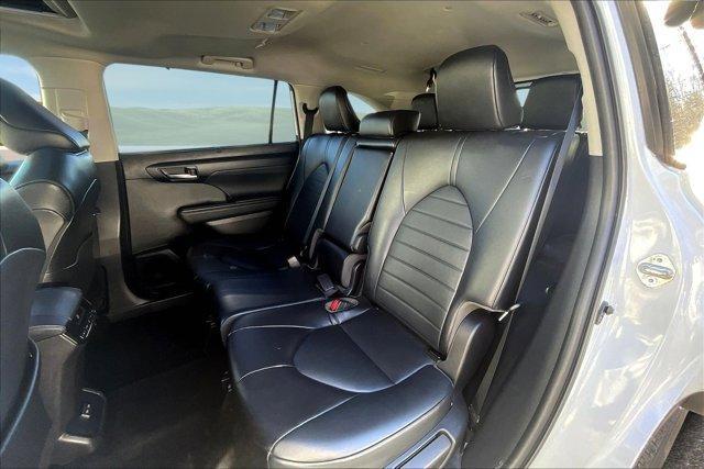 used 2022 Toyota Highlander car, priced at $32,124