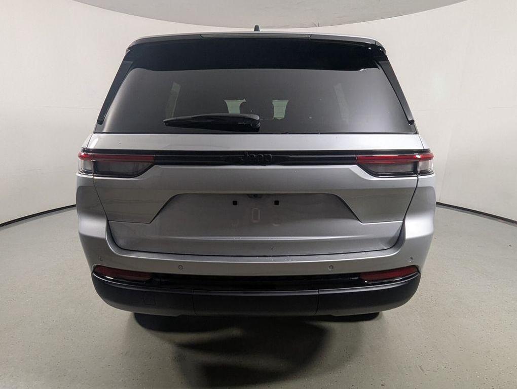new 2025 Jeep Grand Cherokee car, priced at $31,900
