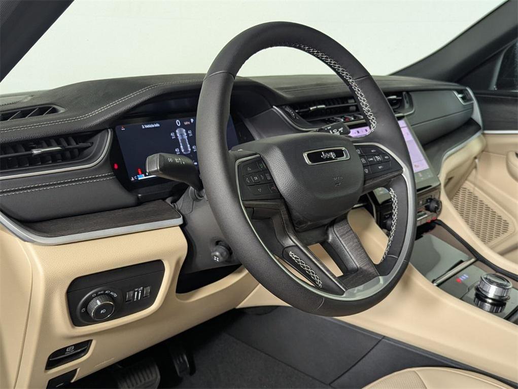new 2025 Jeep Grand Cherokee car, priced at $37,861
