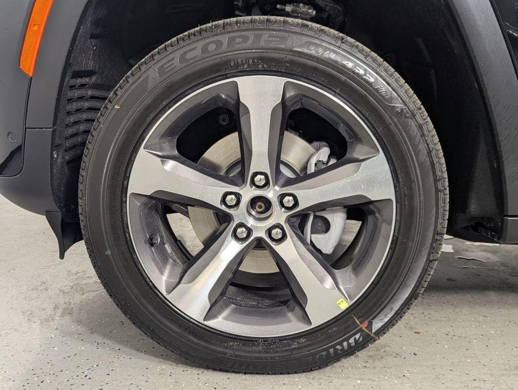 new 2026 Jeep Grand Cherokee car, priced at $47,938