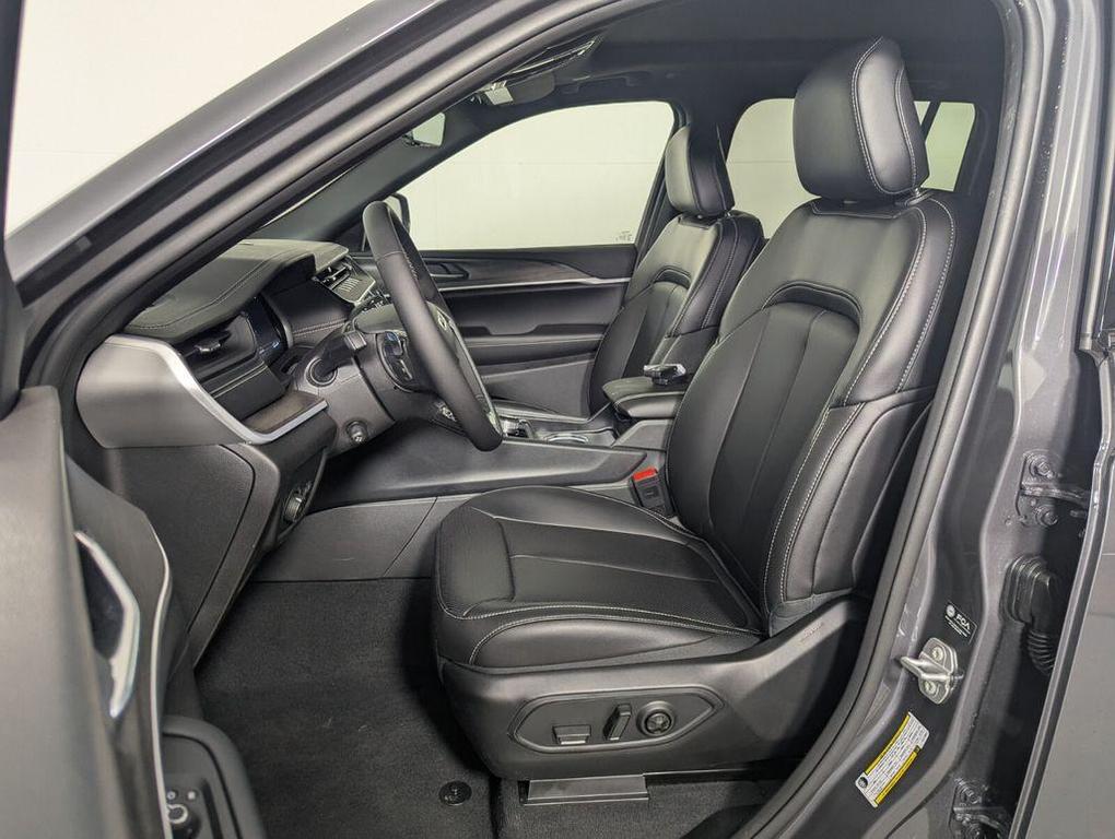 new 2026 Jeep Grand Cherokee car, priced at $43,890