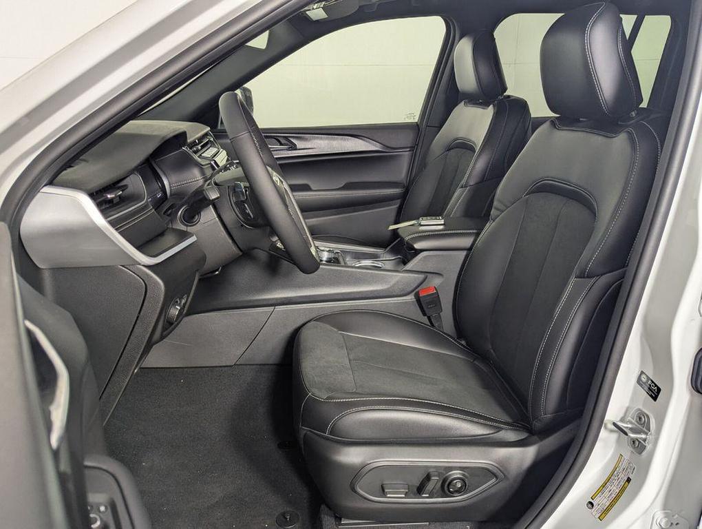 new 2025 Jeep Grand Cherokee car, priced at $31,205