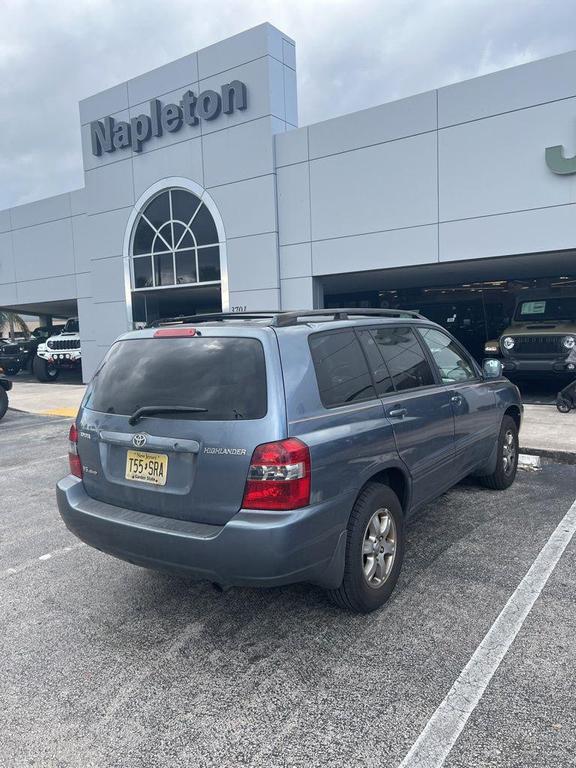 used 2006 Toyota Highlander car, priced at $3,900