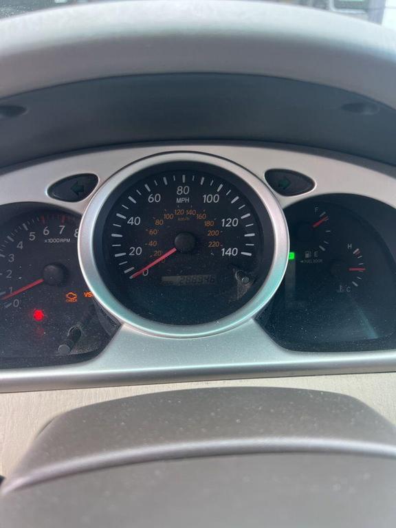 used 2006 Toyota Highlander car, priced at $3,900