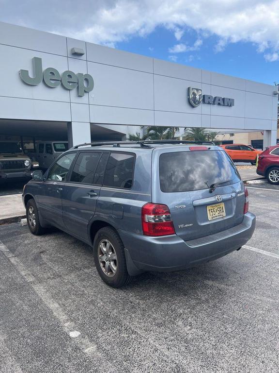 used 2006 Toyota Highlander car, priced at $3,900