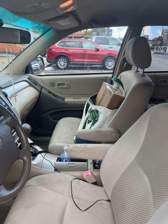 used 2006 Toyota Highlander car, priced at $3,900