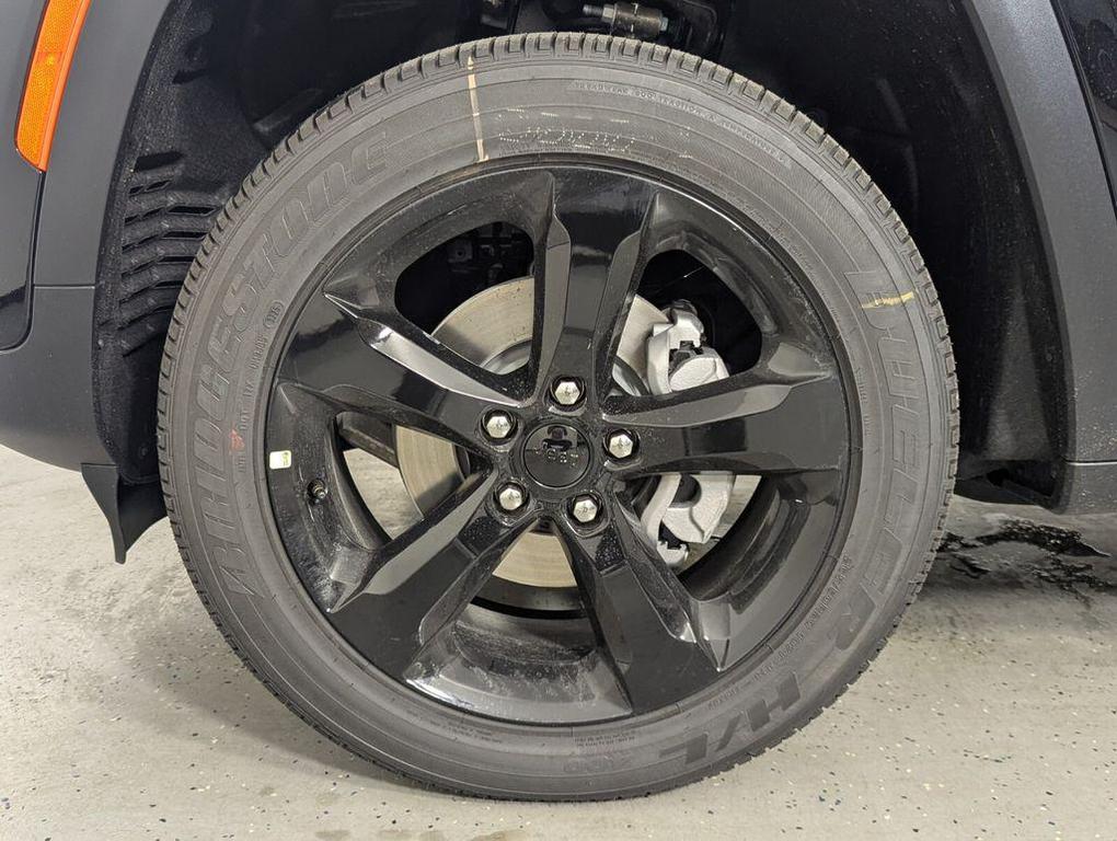 new 2025 Jeep Grand Cherokee car, priced at $33,988