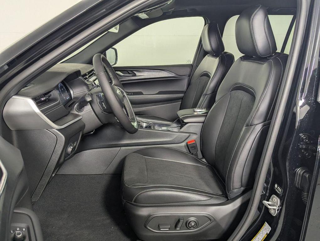 new 2025 Jeep Grand Cherokee car, priced at $33,988