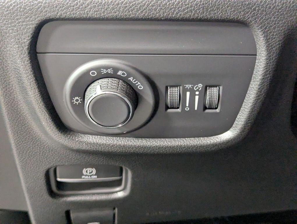 new 2025 Jeep Grand Cherokee car, priced at $33,988