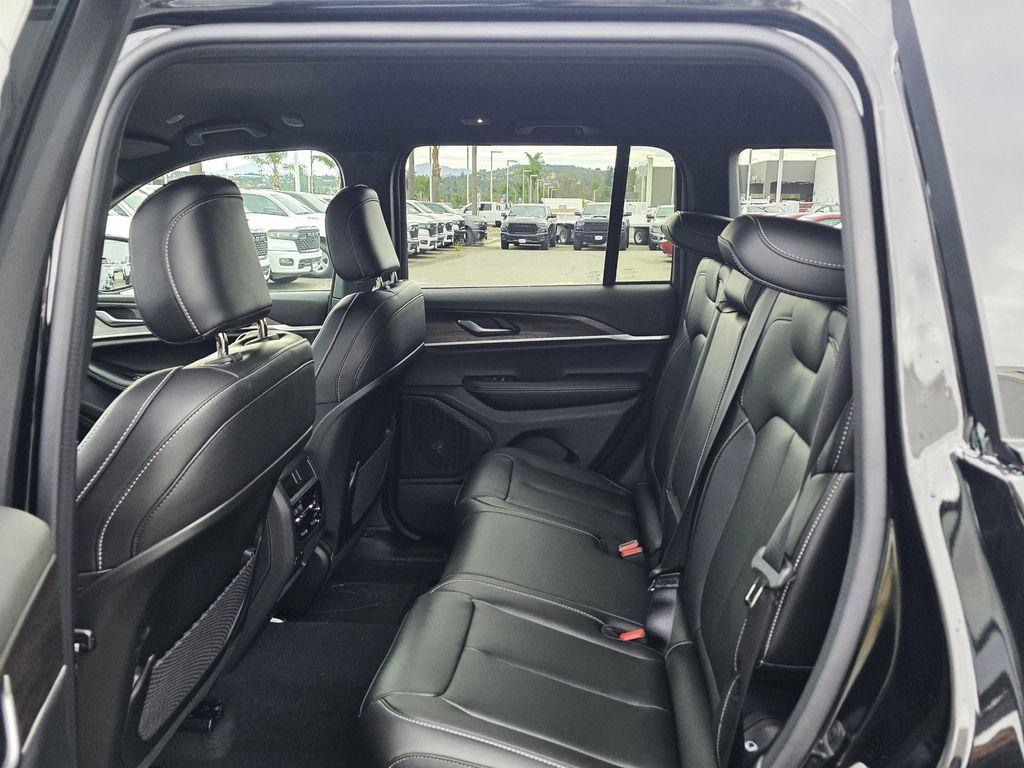 new 2025 Jeep Grand Cherokee car, priced at $38,900