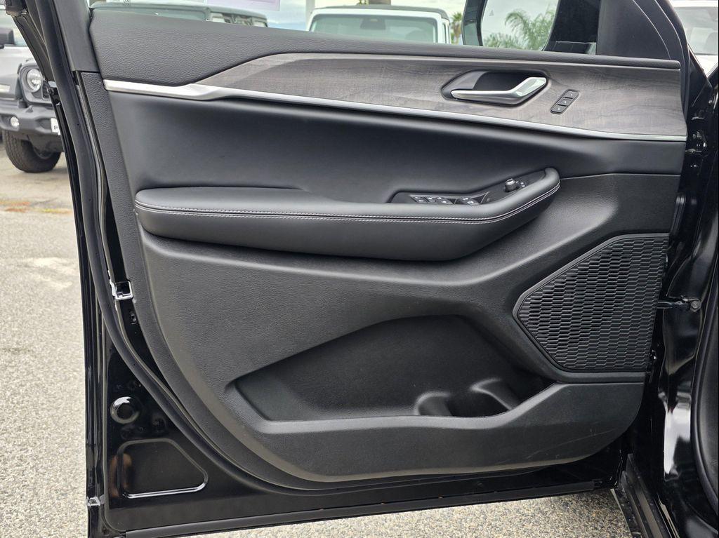 new 2025 Jeep Grand Cherokee car, priced at $38,900