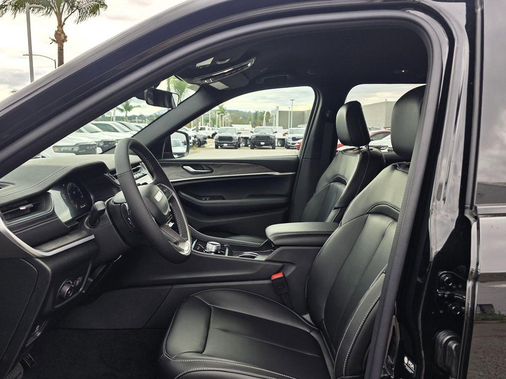 new 2025 Jeep Grand Cherokee car, priced at $38,900