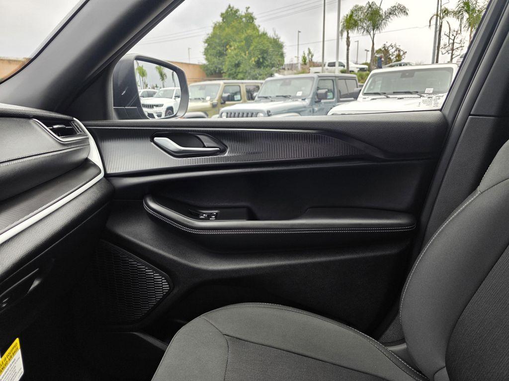 new 2025 Jeep Grand Cherokee car, priced at $34,900