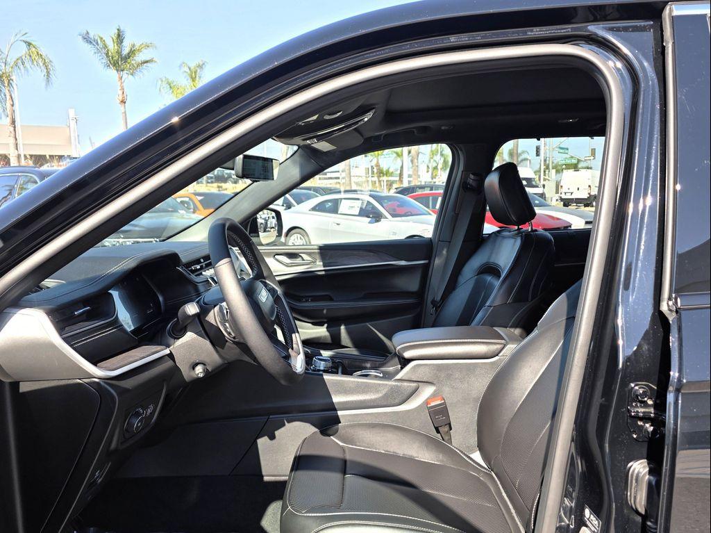 new 2025 Jeep Grand Cherokee car, priced at $41,900