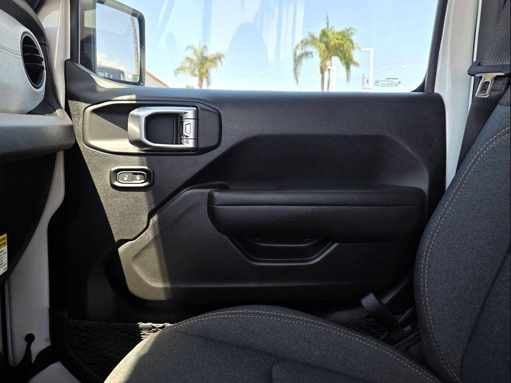 new 2025 Jeep Gladiator car, priced at $36,900