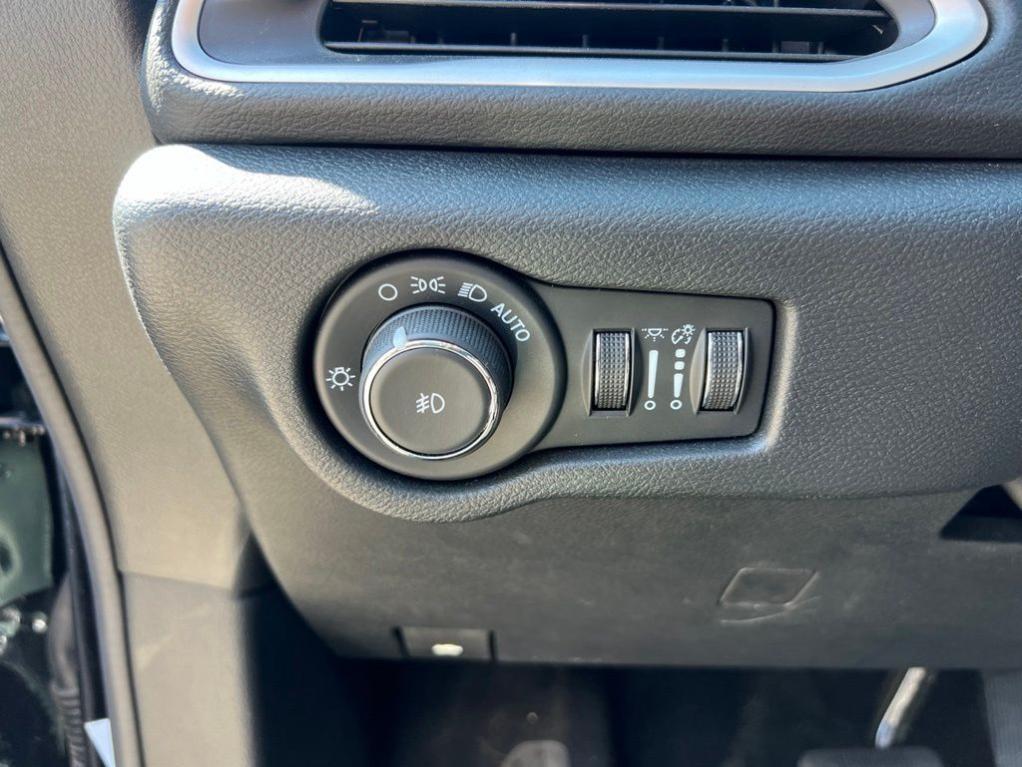 used 2025 Chrysler Pacifica car, priced at $31,164