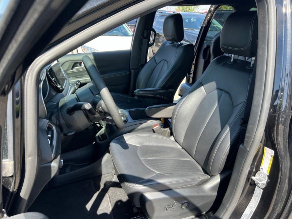 used 2025 Chrysler Pacifica car, priced at $31,164