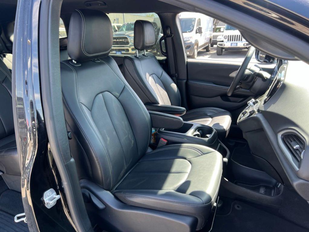 used 2025 Chrysler Pacifica car, priced at $31,164