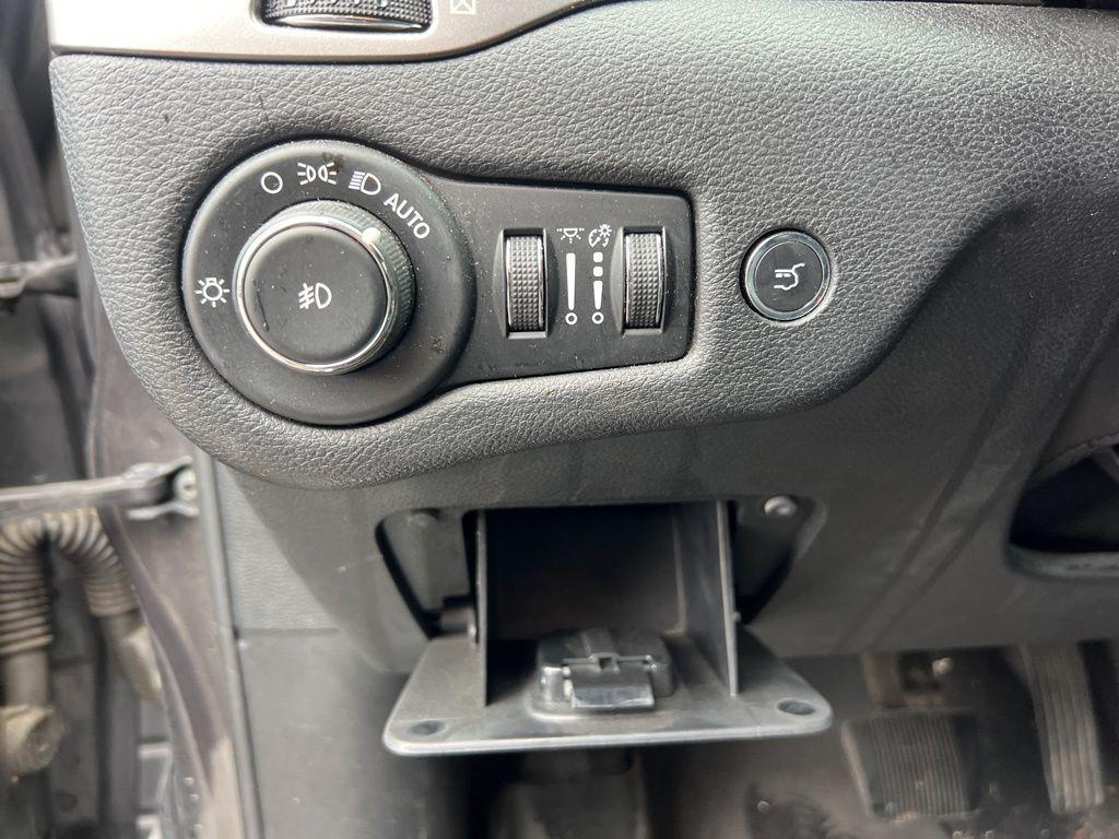 used 2020 Jeep Cherokee car, priced at $17,244
