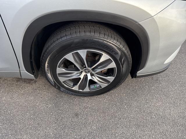 used 2023 Toyota Highlander car, priced at $34,900