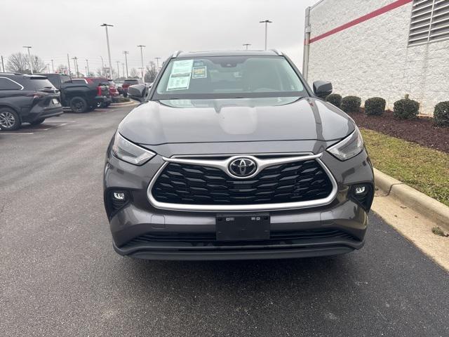 used 2024 Toyota Highlander car, priced at $39,900