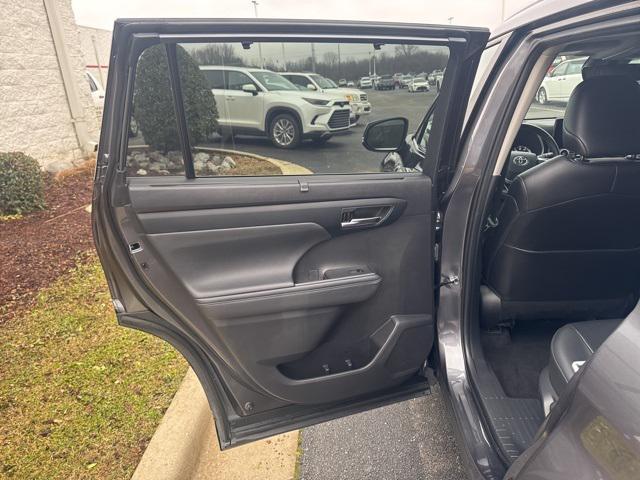 used 2024 Toyota Highlander car, priced at $39,900