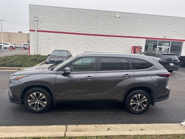 used 2024 Toyota Highlander car, priced at $39,900