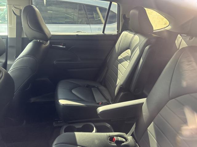 used 2024 Toyota Highlander car, priced at $40,900