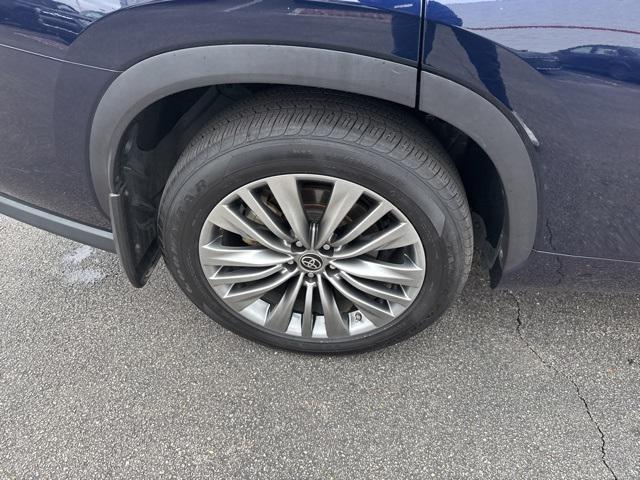used 2021 Toyota Highlander Hybrid car, priced at $32,900