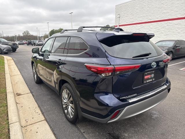 used 2021 Toyota Highlander Hybrid car, priced at $32,900