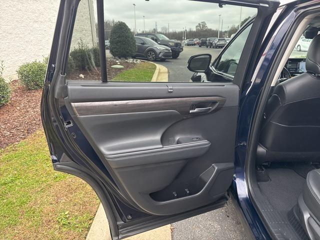 used 2021 Toyota Highlander Hybrid car, priced at $32,900