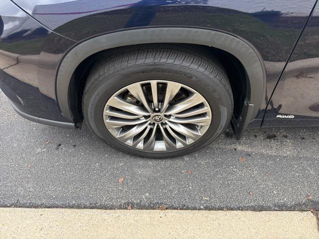 used 2021 Toyota Highlander Hybrid car, priced at $32,900