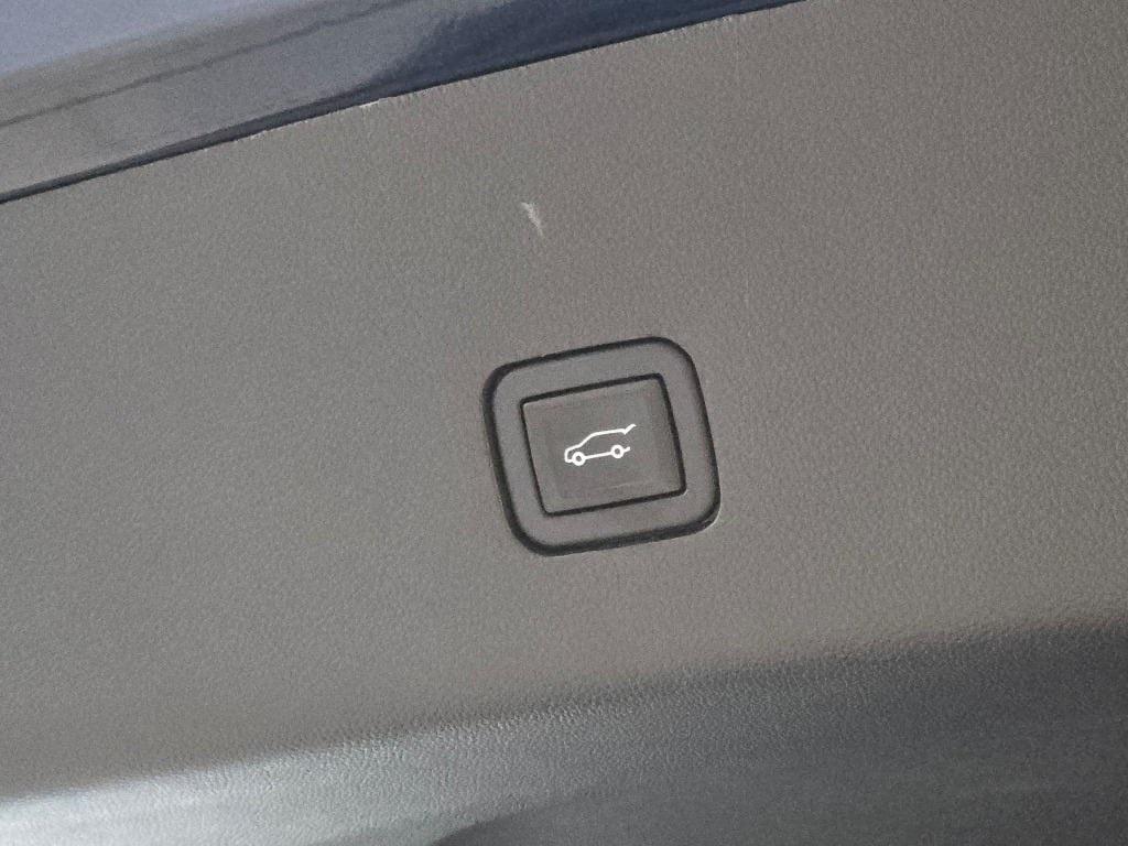 used 2023 Chevrolet Traverse car, priced at $32,995