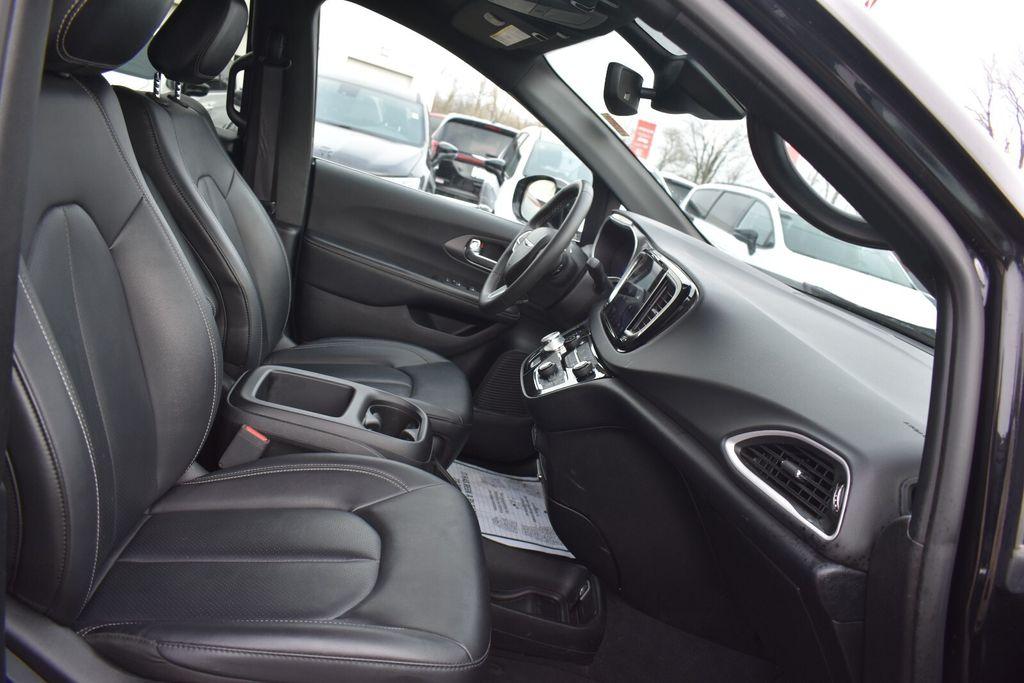 used 2025 Chrysler Pacifica car, priced at $29,577