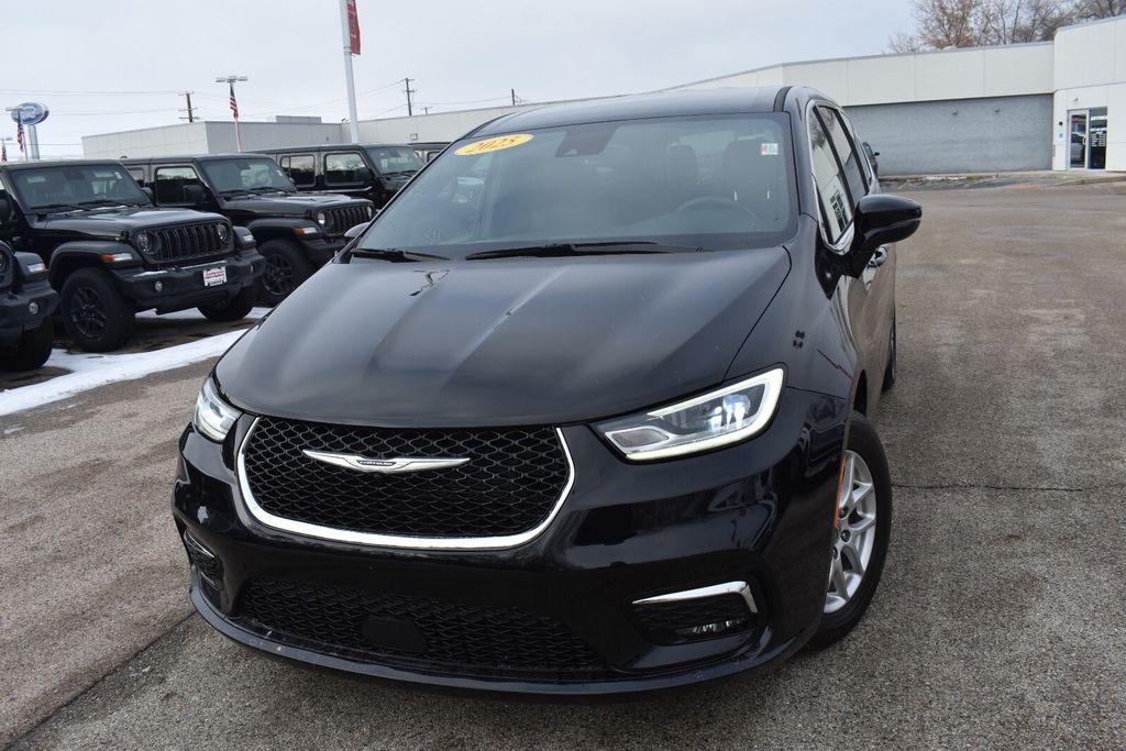 used 2025 Chrysler Pacifica car, priced at $29,577